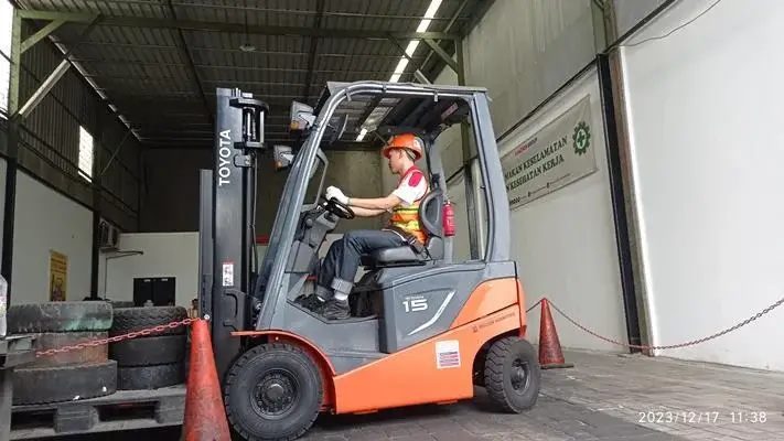 Peserta mengoperasikan forklift Toyota di area praktik Khazhen Training Bekasi